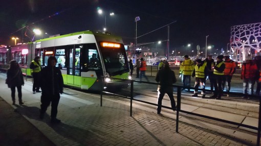 Solaris Tramino Olsztyn S111O #3001 na przystanku Galeria Warmińska podczas czwartego przejazdu próbnego (24 listopada 2015)