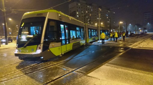 Solaris Tramino Olsztyn S111O #3001 na przystanku końcowym Dworzec Główny podczas trzeciego przejazdu próbnego (23 listopada 2015)