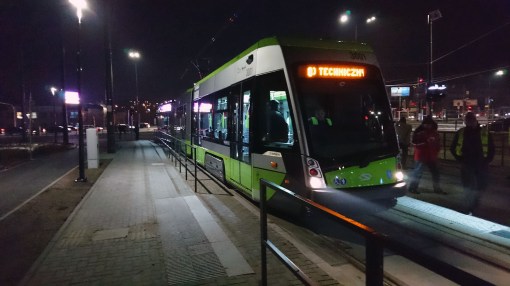 Solaris Tramino Olsztyn S111O #3001 na przystanku Galeria Warmińska podczas czwartego przejazdu próbnego (24 listopada 2015)