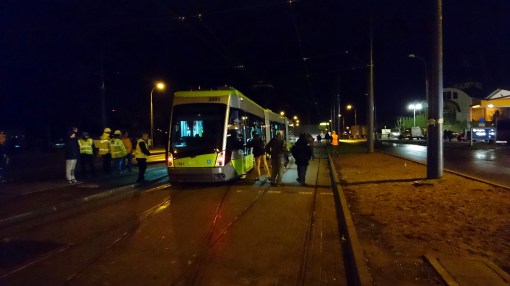 Solaris Tramino Olsztyn S111O #3001 na torach odstawczych przy przystanku Dworzec Główny podczas pierwszego przejazdu próbnego (19 listopada 2015)