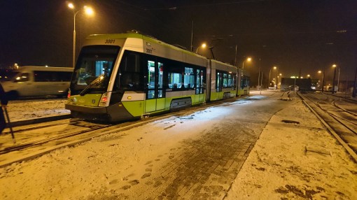 Solaris Tramino Olsztyn S111O #3001 na torach odstawczych przy przystanku końcowym Dworzec Główny podczas trzeciego przejazdu próbnego (23 listopada 2015)