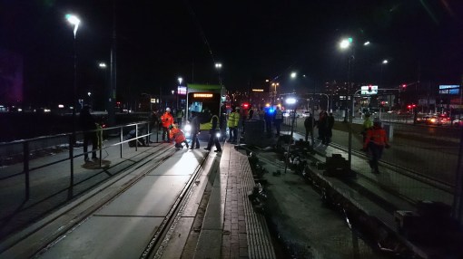 Solaris Tramino Olsztyn S111O #3001 na przystanku Galeria Warmińska podczas czwartego przejazdu próbnego (24 listopada 2015)