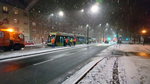 Solaris Tramino Olsztyn S111O #3001 na przystanku Skwer Wakara podczas trzeciego przejazdu próbnego (23 listopada 2015)