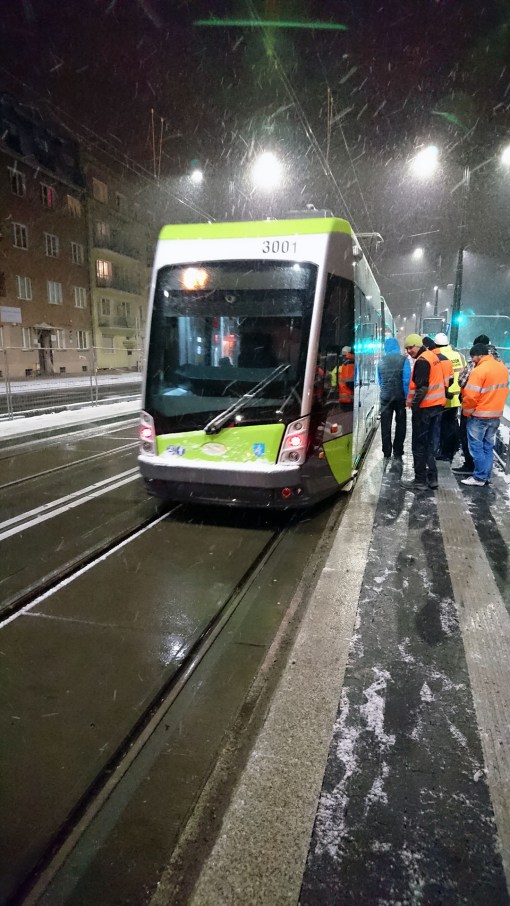 Solaris Tramino Olsztyn S111O #3001 na przystanku Skwer Wakara podczas trzeciego przejazdu próbnego (23 listopada 2015)