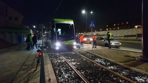 Solaris Tramino Olsztyn S111O #3001 na przystanku Pozorty podczas czwartego przejazdu próbnego (24 listopada 2015)