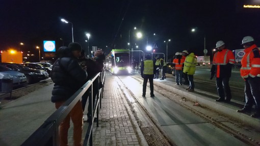 Solaris Tramino Olsztyn S111O #3001 na przystanku Uniwersytet-Pływalnia podczas czwartego przejazdu próbnego (24 listopada 2015)