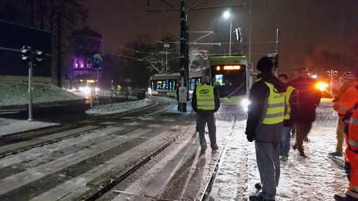 Solaris Tramino Olsztyn S111O #3001 wjeżdża na przystanek Szpital Wojewódzki podczas trzeciego przejazdu próbnego (23 listopada 2015)