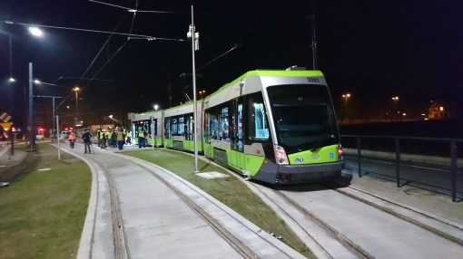 Solaris Tramino Olsztyn S111O #3001 na przystanku końcowym Uniwersytet-Prawocheńskiego podczas czwartego przejazdu próbnego (24 listopada 2015)
