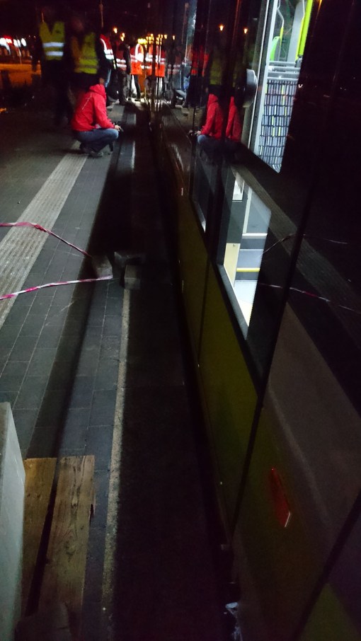 Solaris Tramino Olsztyn S111O #3001 na przystanku Dworzec Główny podczas pierwszego przejazdu próbnego (19 listopada 2015)