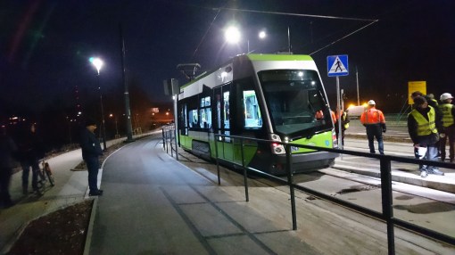 Solaris Tramino Olsztyn S111O #3001 na przystanku końcowym Uniwersytet-Prawocheńskiego podczas czwartego przejazdu próbnego (24 listopada 2015)