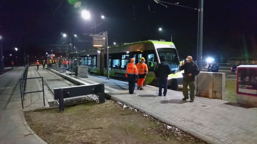 Solaris Tramino Olsztyn S111O #3001 na przystanku końcowym Uniwersytet-Prawocheńskiego podczas czwartego przejazdu próbnego (24 listopada 2015)