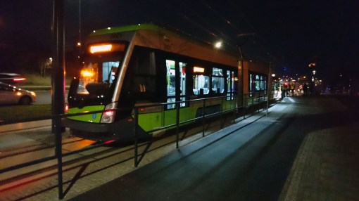 Solaris Tramino Olsztyn S111O #3001 na przystanku Andersa podczas czwartego przejazdu próbnego (24 listopada 2015)