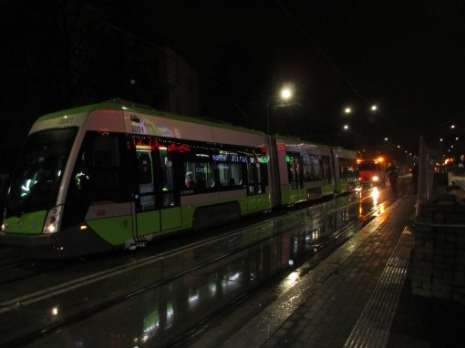 Solaris Tramino Olsztyn S111O #3001 na przystanku Centrum podczas drugiego przejazdu próbnego (20 listopada 2015)