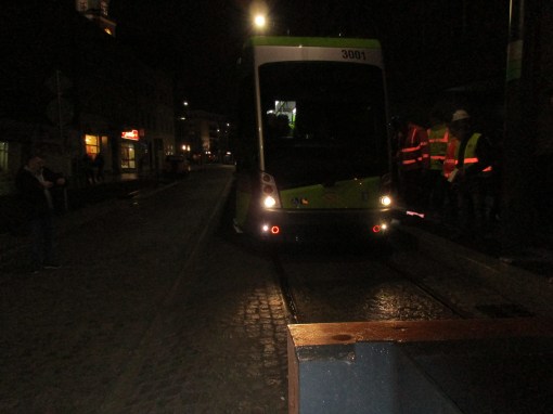 Solaris Tramino Olsztyn S111O #3001 wjeżdża na przystanek końcowy Wysoka Brama podczas drugiego przejazdu próbnego (20 listopada 2015)