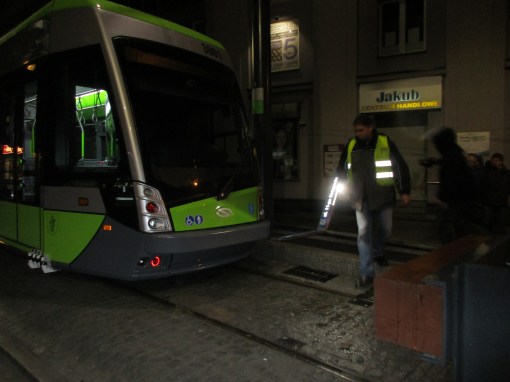 Solaris Tramino Olsztyn S111O #3001 na przystanku końcowym Wysoka Brama podczas drugiego przejazdu próbnego (20 listopada 2015)