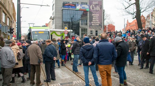 Tłumy na placu Jana Pawła II podczas oficjalnej inauguracji komunikacji tramwajowej w Olsztynie (19 grudnia 2015)