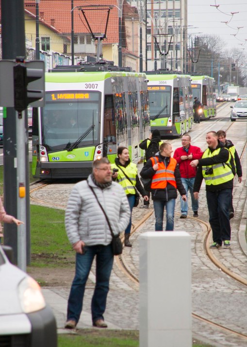 Solarisy Tramino S111O czekające w alei Piłsudskiego w kolejce, by zabrać pierwszych pasażerów (19 grudnia 2015)