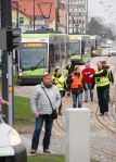 Solarisy Tramino Olsztyn S111O czekające w alei Piłsudskiego w kolejce, by zabrać pierwszych pasażerów (19 grudnia&nbsp;2015)