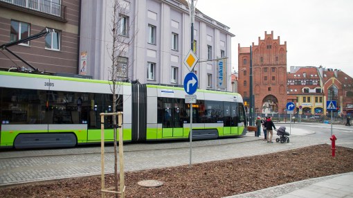 Solaris Tramino Olsztyn S111O #3005 na przystanku końcowym Wysoka Brama, w tle... Wysoka Brama (19 grudnia 2015)