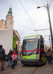 Pierwszy tramwaj po ponad 50 latach w regularnym ruchu w Olsztynie – Solaris Tramino Olsztyn S111O, w tle olsztyński ratusz o numerze taborowym #3006 (19 grudnia&nbsp;2015)