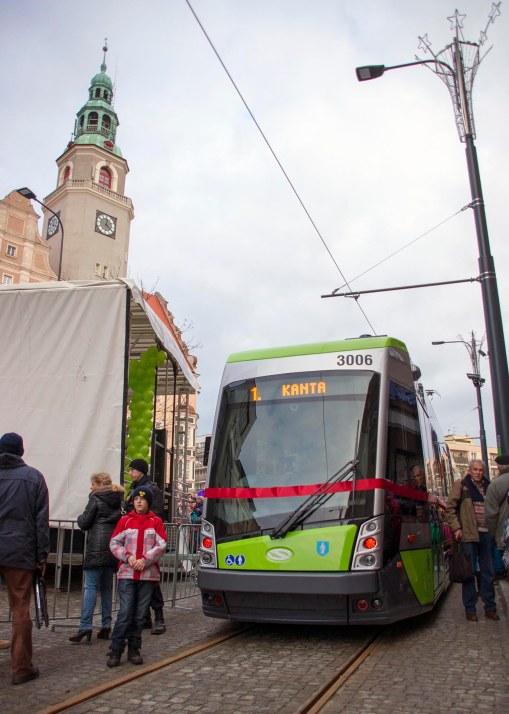 Pierwszy tramwaj po ponad 50 latach w regularnym ruchu w Olsztynie - Solaris Tramino Olsztyn S111O o numerze taborowym #3006, w tle olsztyński ratusz (19 grudnia 2015)