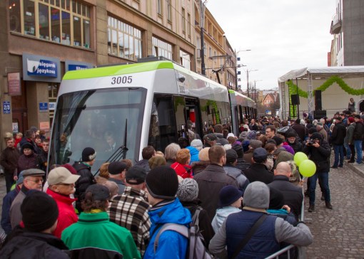 Tłumy chętnych do przejażdżki tramwajem podczas pierwszego dnia kursowania (19 grudnia 2015)