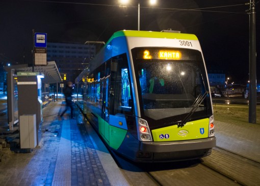 Solaris Tramino Olsztyn S111O #3001 na linii 2 w pierwszym dniu jej kursowania (27 grudnia 2015) na przystanku początkowym Dworzec Głównym tuż przed rozpoczęciem inauguracyjnego kursu (godzina 4:53)