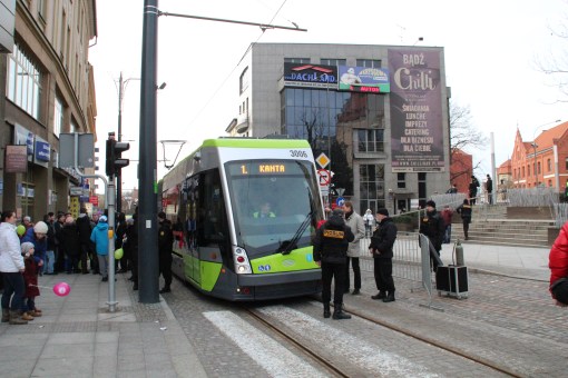 Solaris Tramino Olsztyn S111O #3006 przepasany wstęgą i gotowy do inauguracji regularnego ruchu tramwajów (19 grudnia 2015)