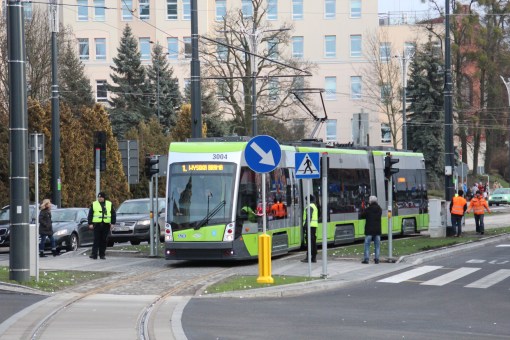 Solaris Tramino Olsztyn S111O #3004 w alei Piłsudskiego (19 grudnia 2015)