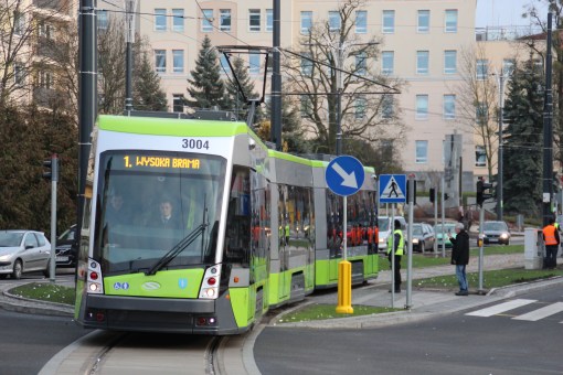 Solaris Tramino Olsztyn S111O #3004 w alei Piłsudskiego (19 grudnia 2015)