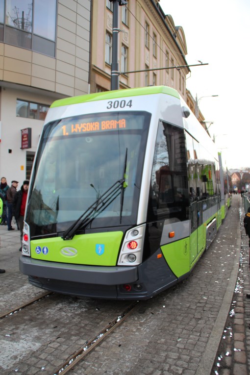 Solaris Tramino Olsztyn S111O #3004 na placu Jana Pawła II (19 grudnia 2015)