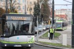 Solaris Urbino 12 III #121 na autobusowej linii 1 i Solaris Tramino Olsztyn S111O #3002 na tramwajowej linii 1 w alei Piłsudskiego (19 grudnia&nbsp;2015)
