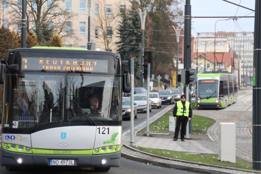 Solaris Urbino 12 III #121 na autobusowej linii 1 i Solaris Tramino Olsztyn S111O #3002 na tramwajowej linii 1 w alei Piłsudskiego (19 grudnia 2015)