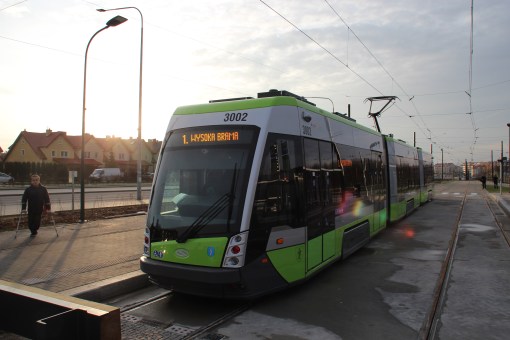 Solaris Tramino Olsztyn S111O #3002 na przystanku końcowym Kanta (19 grudnia 2015)