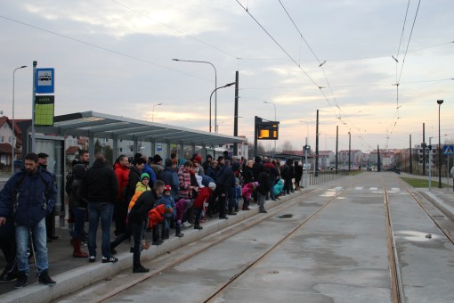 Pasażerowie czekający na przyjazd tramwaju na przystanku końcowym Kanta podczas pierwszego dnia kursowania (19 grudnia 2015)