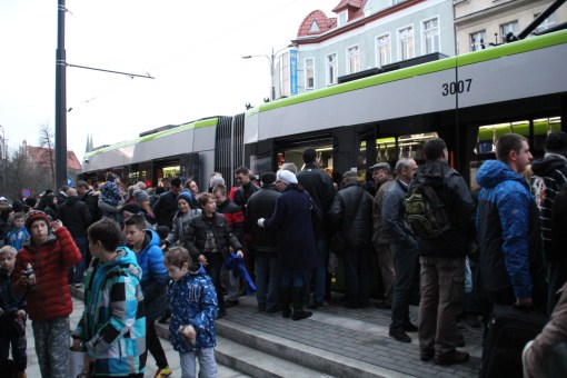 Tłumy chętnych do przejażdżki tramwajem podczas pierwszego dnia kursowania (19 grudnia 2015)