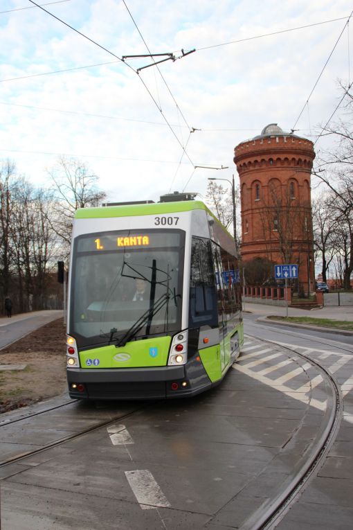 Solaris Tramino Olsztyn S111O #3007 na linii 1 w ulicy Żołnierskiej (23 grudnia 2015), w tle Obserwatorium Astronomiczne w dawnej wieży ciśnień