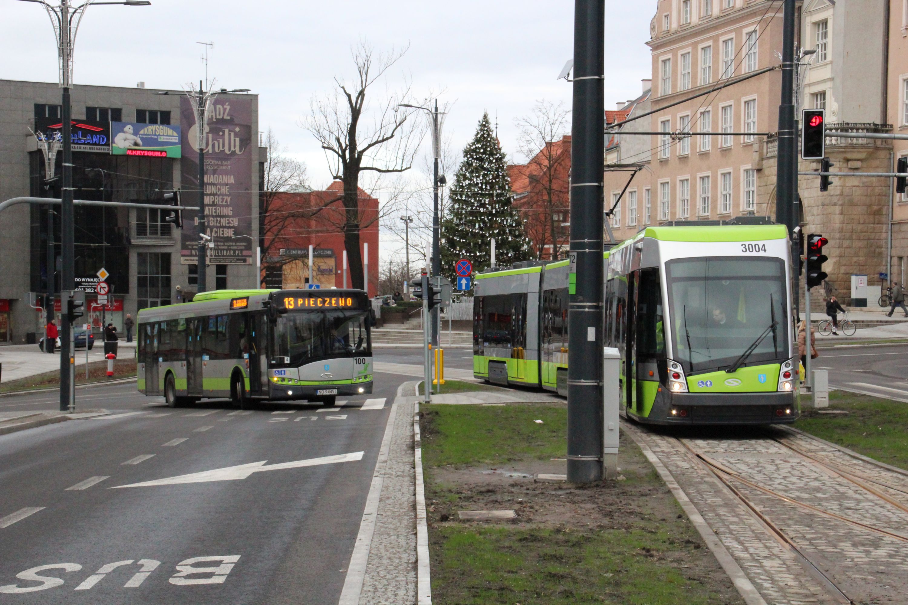 Solaris Urbino 12 #100 na linii 13 i Solaris Tramino Olsztyn S111O #3004 na linii 1 w alei Piłsudskiego (23 grudnia 2015)