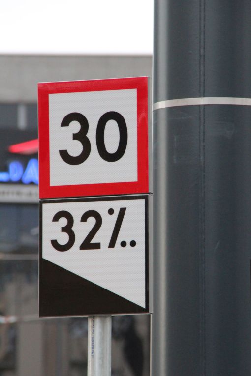 Ograniczenie prędkości do 30 km/h i informacja o nachyleniu torowiska na placu Jana Pawła II