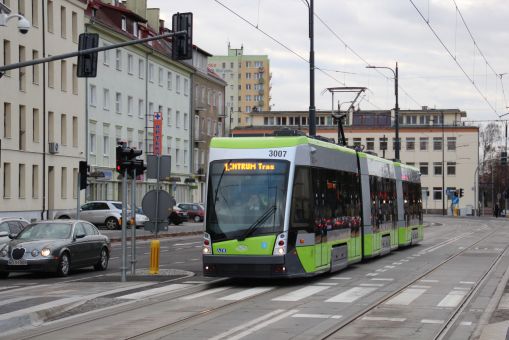 Solaris Tramino Olsztyn S111O #3007 na linii 1 zbliża się do przystanku Skwer Wakara (23 grudnia 2015)