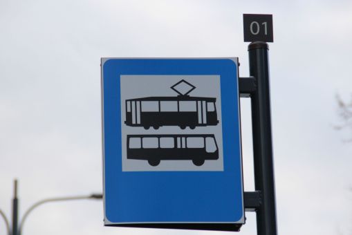Znak przystanku tramwajowo-autobusowego (przystanek Skwer Wakara)
