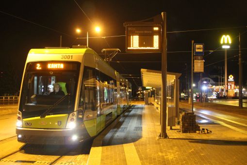 Solaris Tramino Olsztyn S111O #3001 na linii 2 w pierwszym dniu jej kursowania (27 grudnia 2015) na przystanku początkowym Dworzec Główny