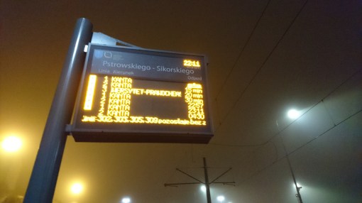 Tablica informacji pasażerskiej już wyświetla symbol tramwaju (25 stycznia 2016)
