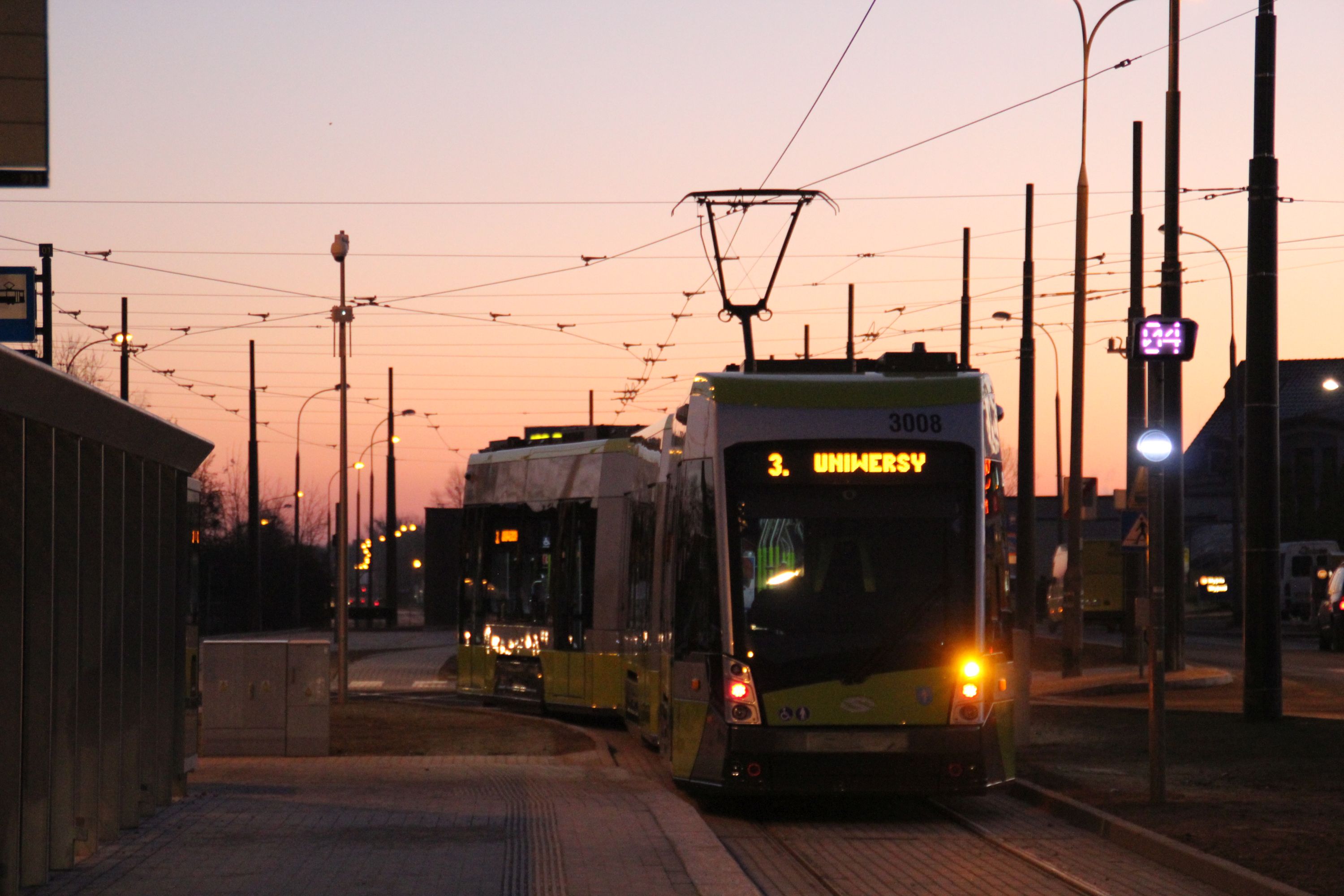 Solaris Tramino Olsztyn S111O #3008 na linii 3 w pierwszym dniu jej kursowania (31 grudnia 2015) na przystanku końcowym Dworzec Główny