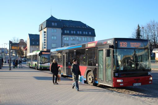 MAN NL263-A21 #962 na linii 108 i Solaris Urbino 12 #118 na linii 101 na przystanku Dworzec Główny (1 stycznia 2016)