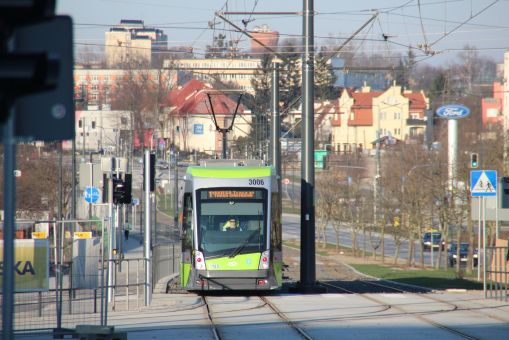 Solaris Tramino Olsztyn S111O #3006 na zmienionej trasie linii 1 (do krańcówki Uniwersytet-Prawocheńskiego) skręca z alei Sikorskiego w ulicę Tuwima (1 stycznia 2016)
