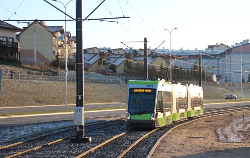 Wahadłowy kurs linii 2 na trasie skróconej do Galerii Warmińskiej zbliża się "pod prąd" do przystanku Wilczyńskiego (1 stycznia 2016)