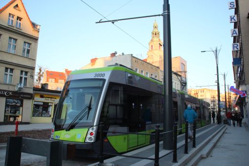 Solaris Tramino Olsztyn S111O #3000 na linii 1 na przystanku końcowym Wysoka Brama, w tle wieża olsztyńskiego ratusza (2 stycznia 2016)