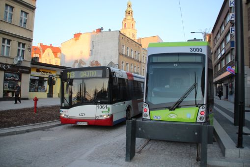 Solaris Tramino Olsztyn S111O #3000 na linii 1 na przystanku końcowym Wysoka Brama i mijający go Solaris Urbino 18 #1061 na linii 113 (2 stycznia 2016)
