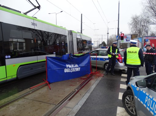 Wypadek z udziałem tramwaju na skrzyżowaniu alej Sikorskiego i Obrońców Tobruku (27 stycznia 2016)